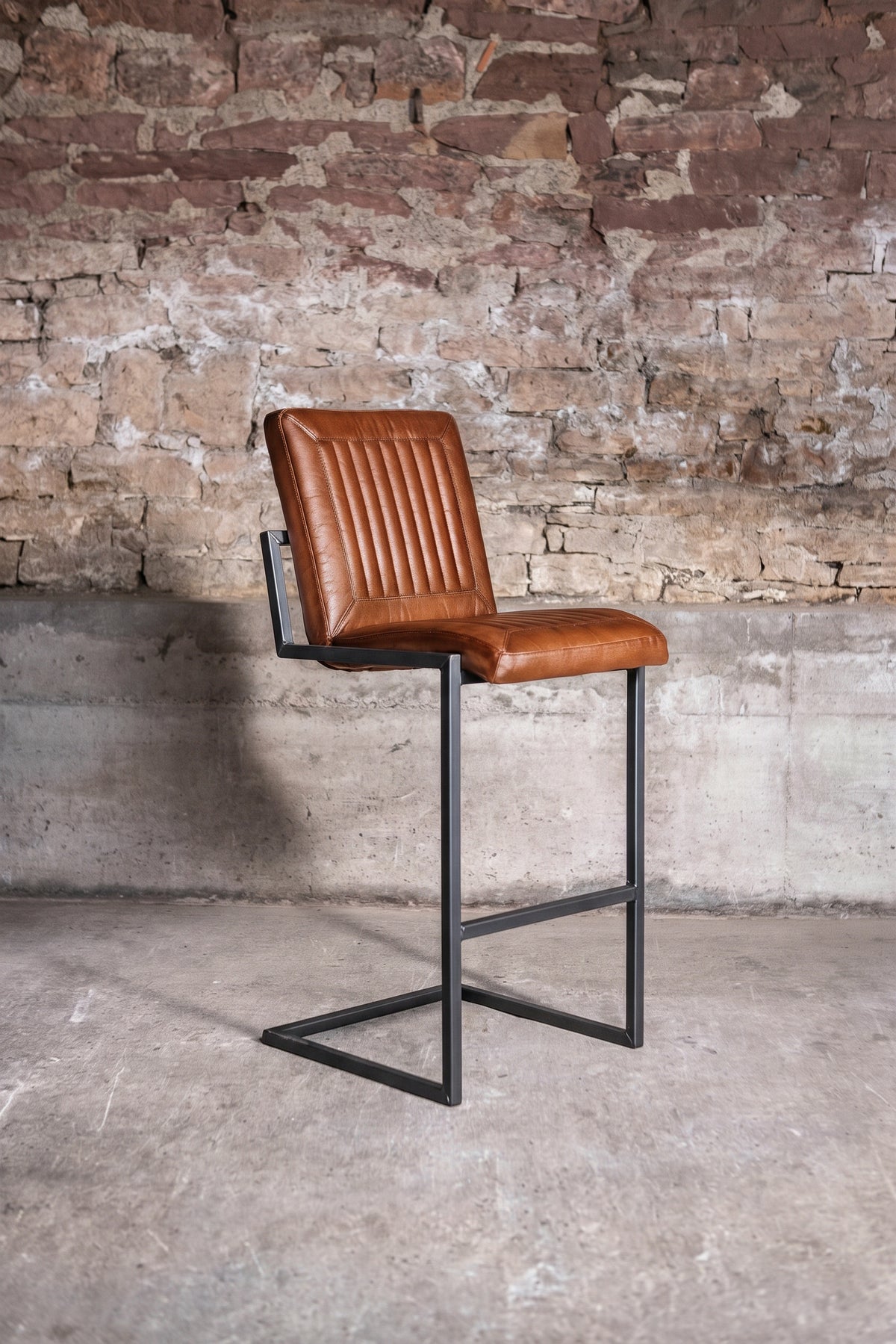Barhocker „Cadi“ aus Leder in Cognac, Vorderansicht