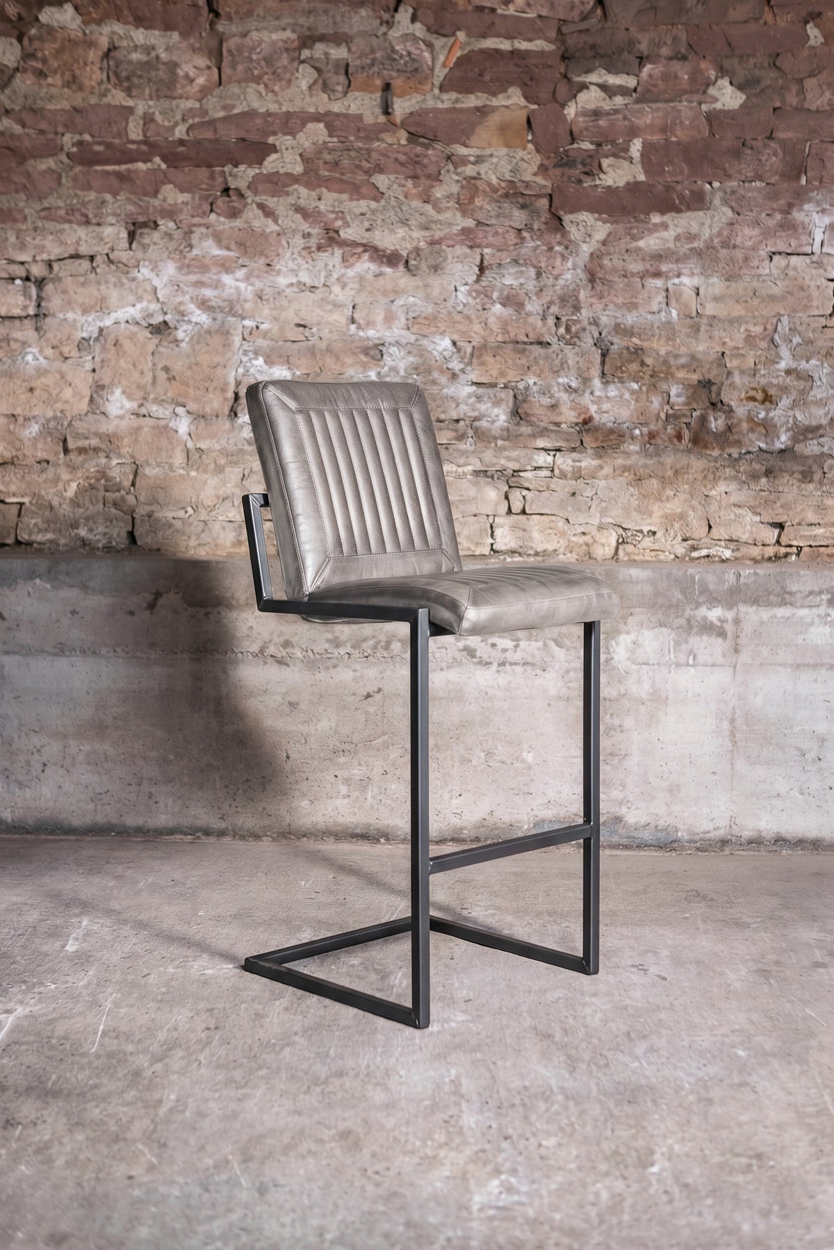 Barhocker „Cadi“ aus Leder in Grau, Vorderansicht