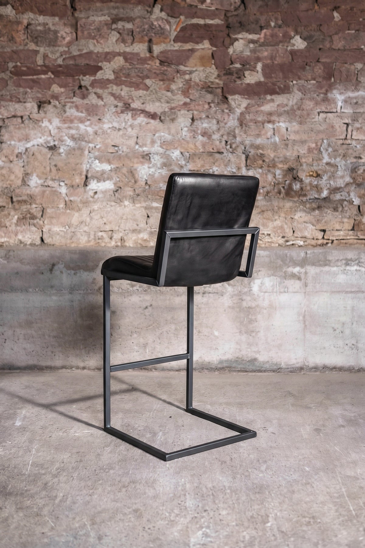 Barhocker „Cadi“ aus Leder in Schwarz, Rückansicht