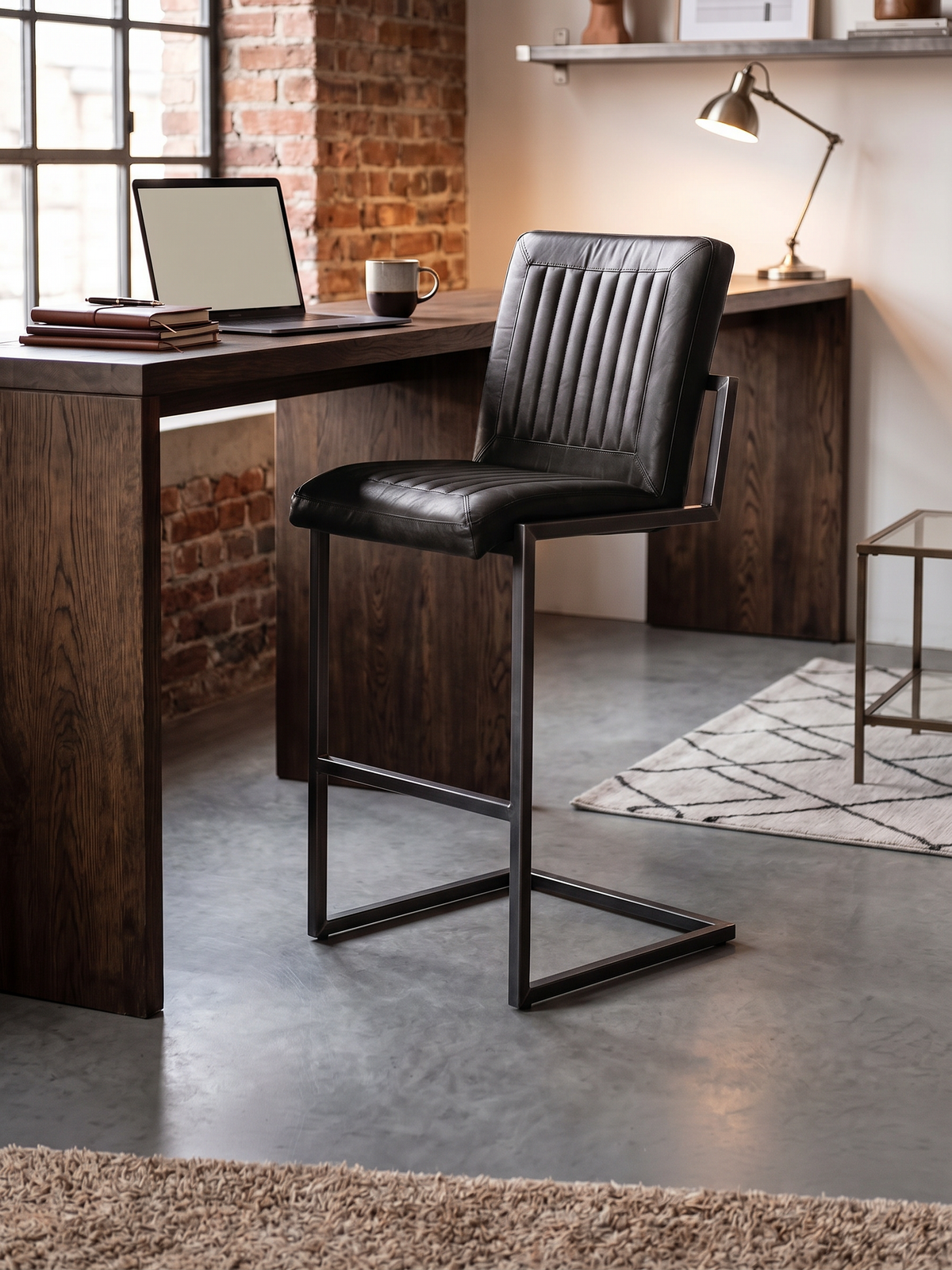 Barhocker „Cadi“ aus Leder in Schwarz, Wohnbeispiel