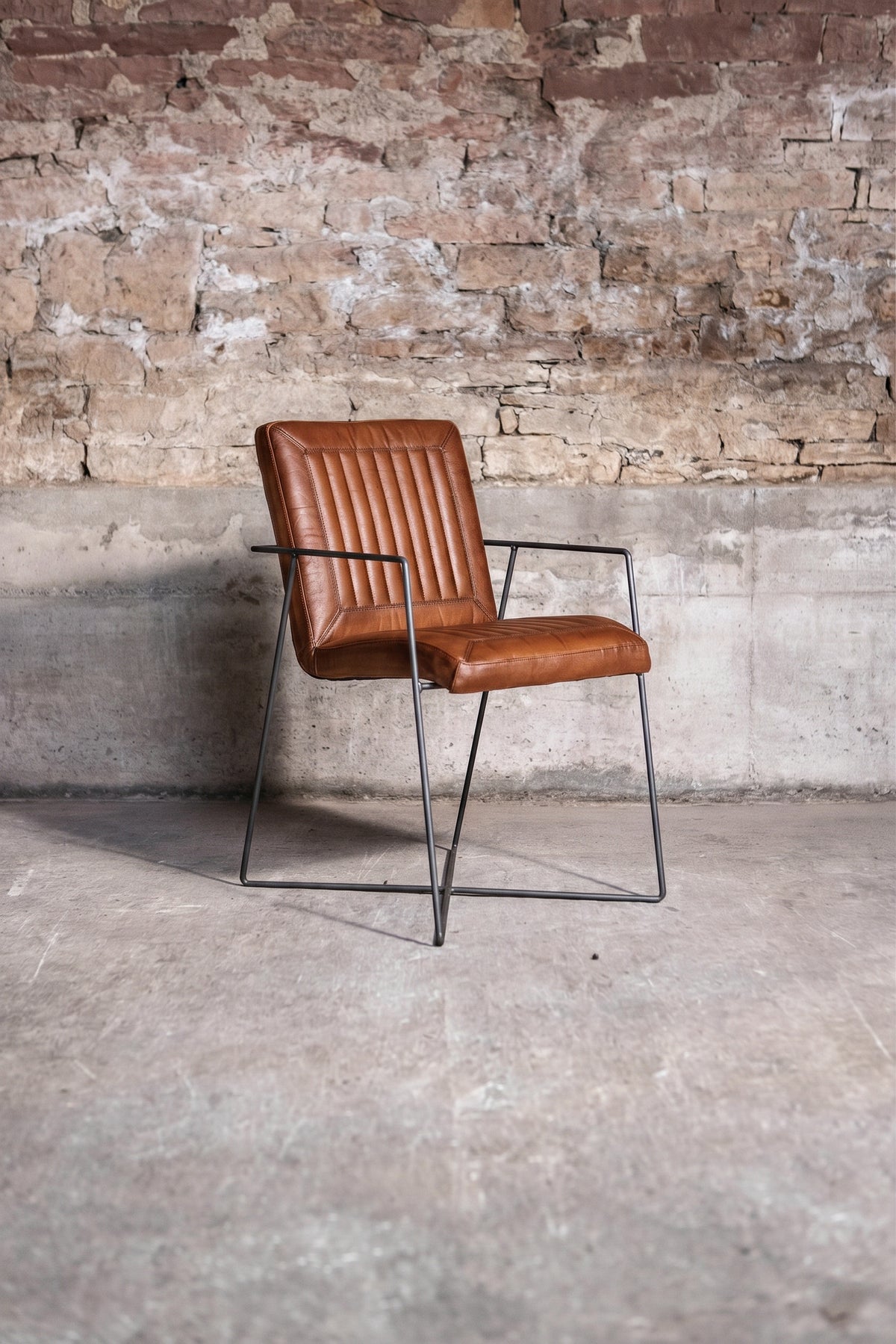 Designerstuhl „Cadi“ mit Armlehne aus Leder in Cognac, Vorderansicht