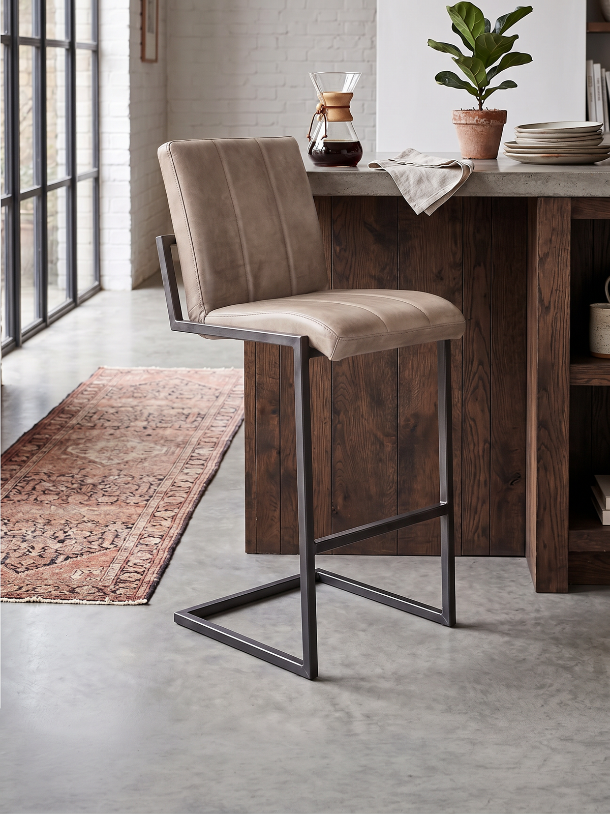 Barhocker „Cooper“ aus Leder in Grau, Wohnbeispiel