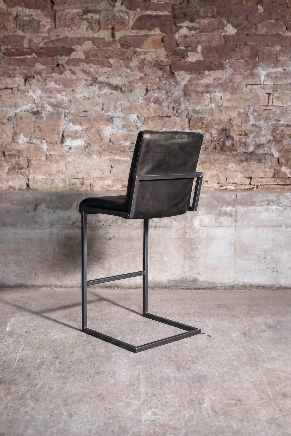 Barhocker „Cooper“ aus Leder in Schwarz, Rückansicht