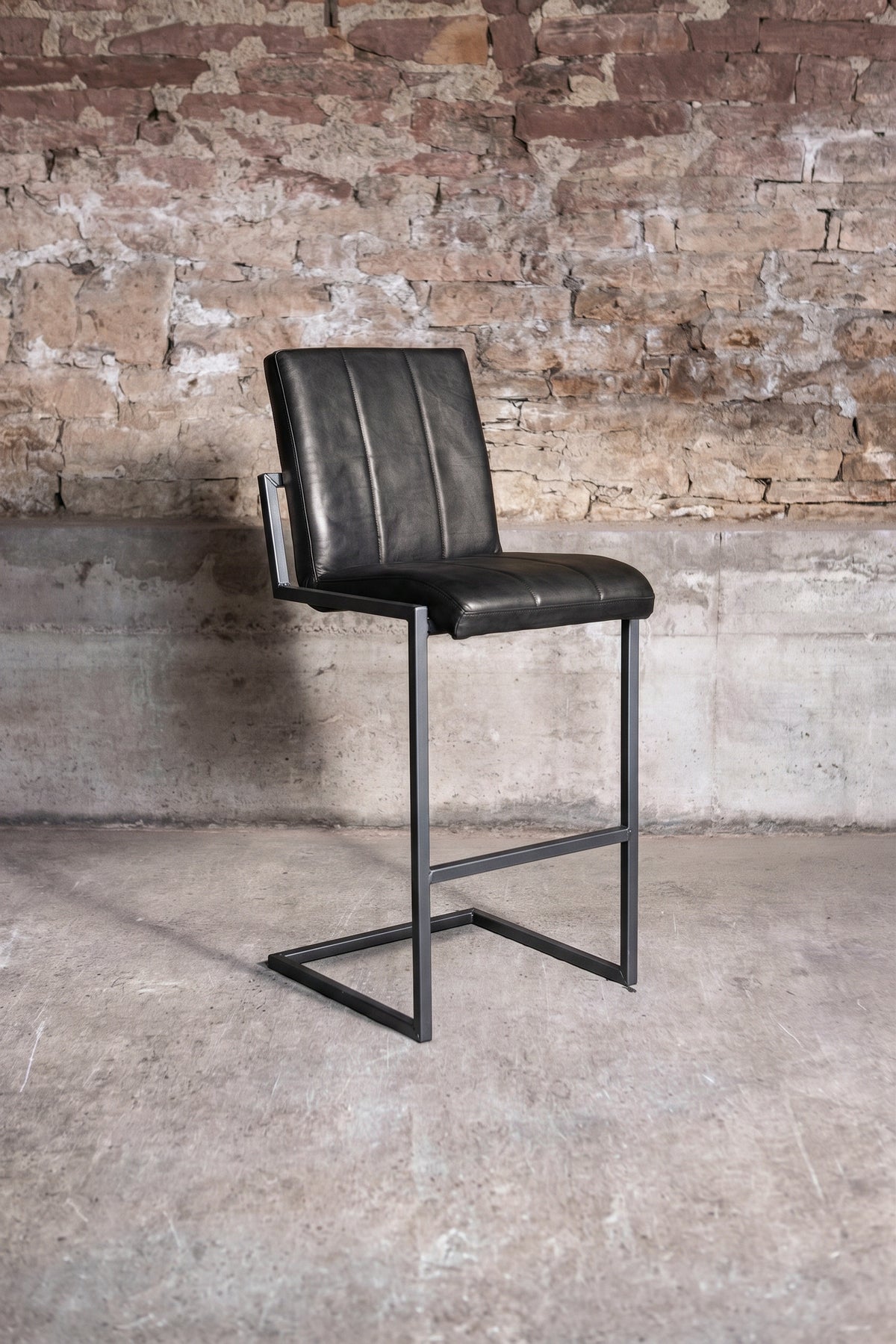 Barhocker „Cooper“ aus Leder in Schwarz, Vorderansicht