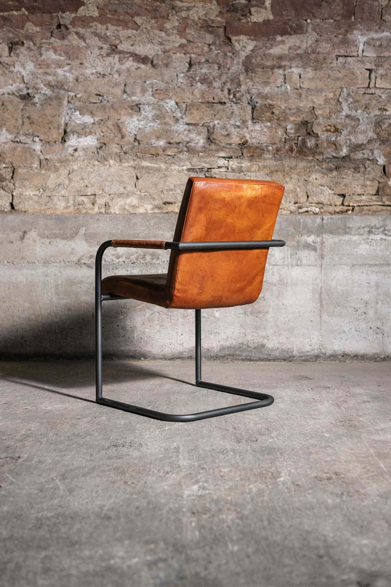 Eleganter Freischwinger Stuhl COOPER aus Leder in Cognac