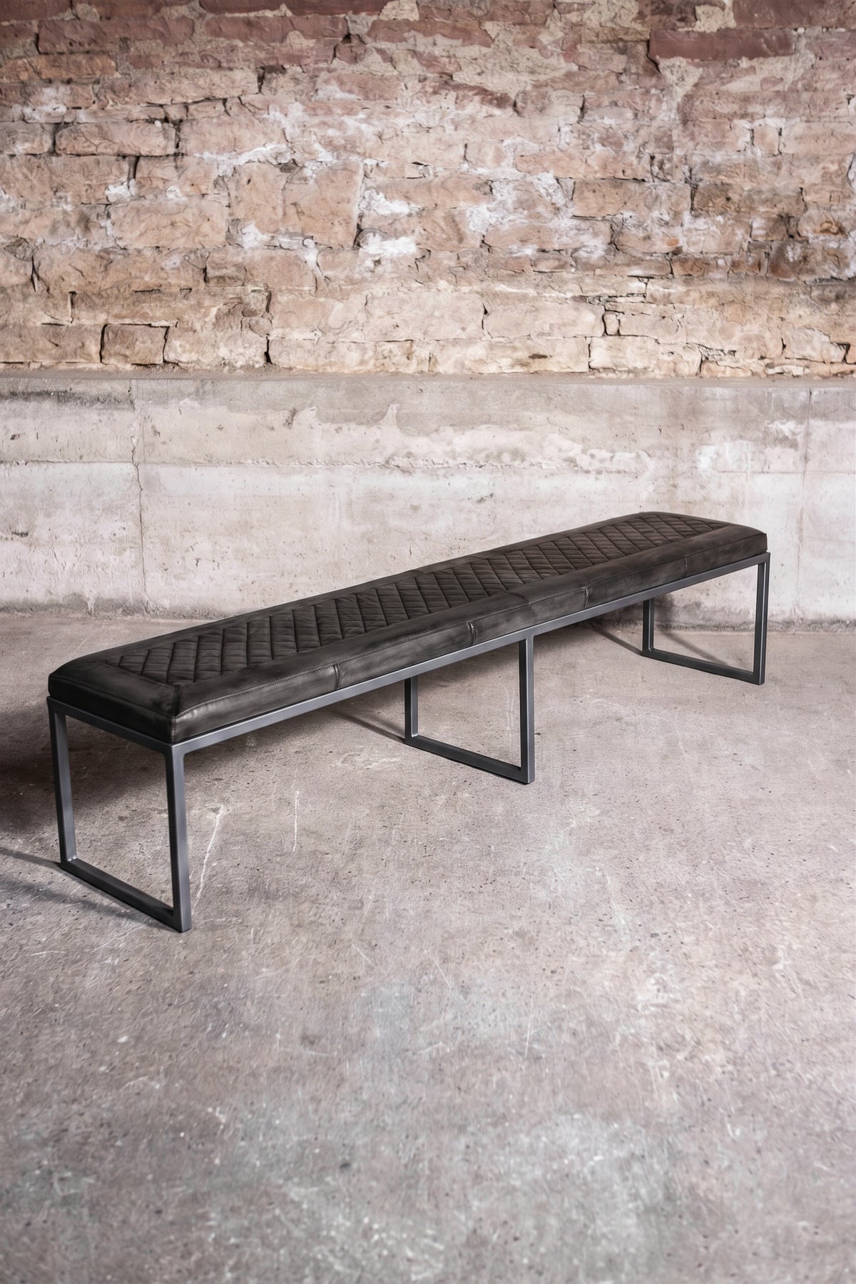 Sitzbank „Eric“ aus Leder in Schwarz, Vorderansicht