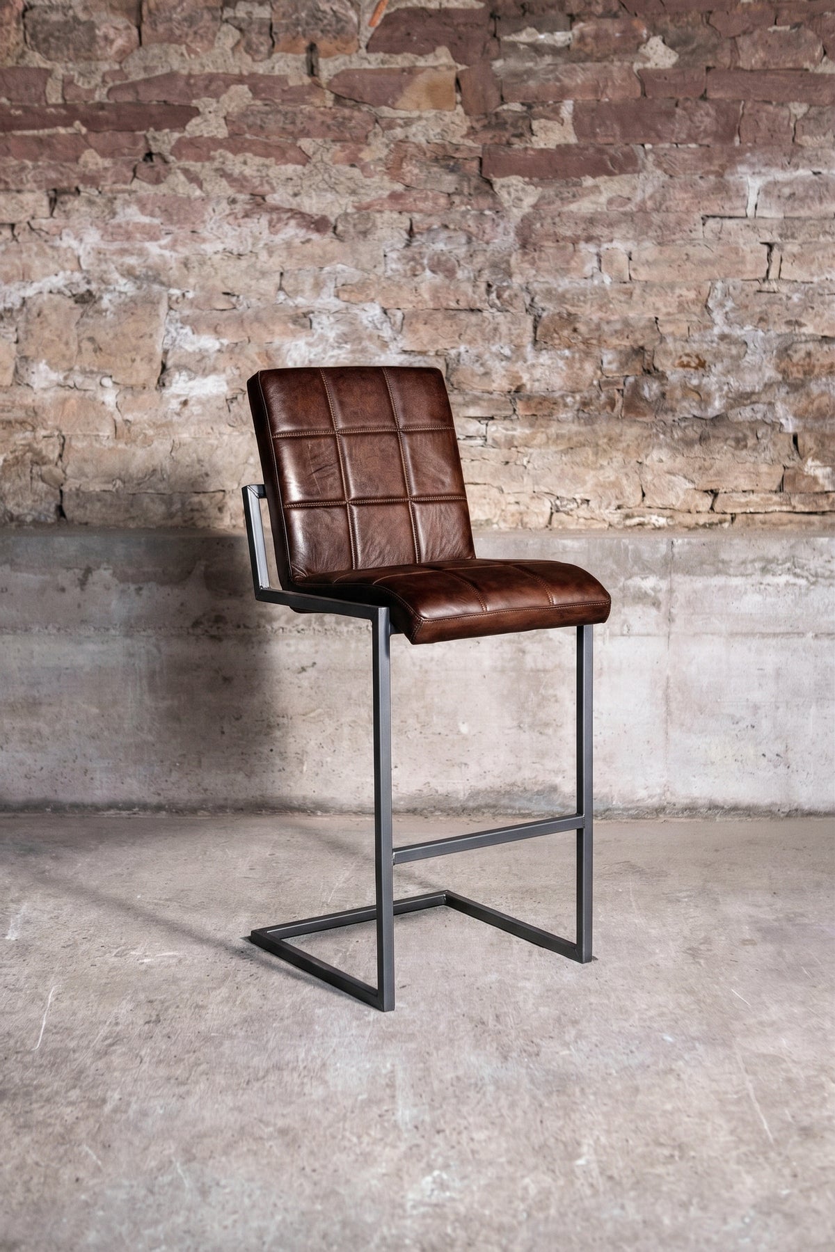 Barhocker „Fargo“ aus Leder in Braun, Vorderansicht
