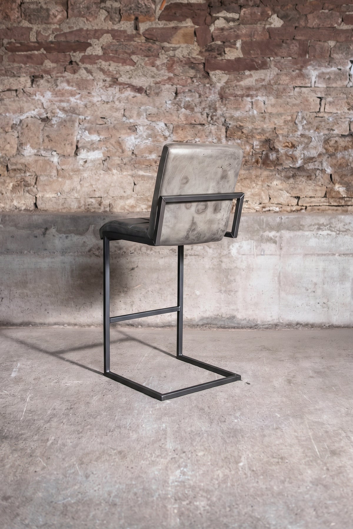 Barhocker „Fargo“ aus Leder in Grau, Rückansicht