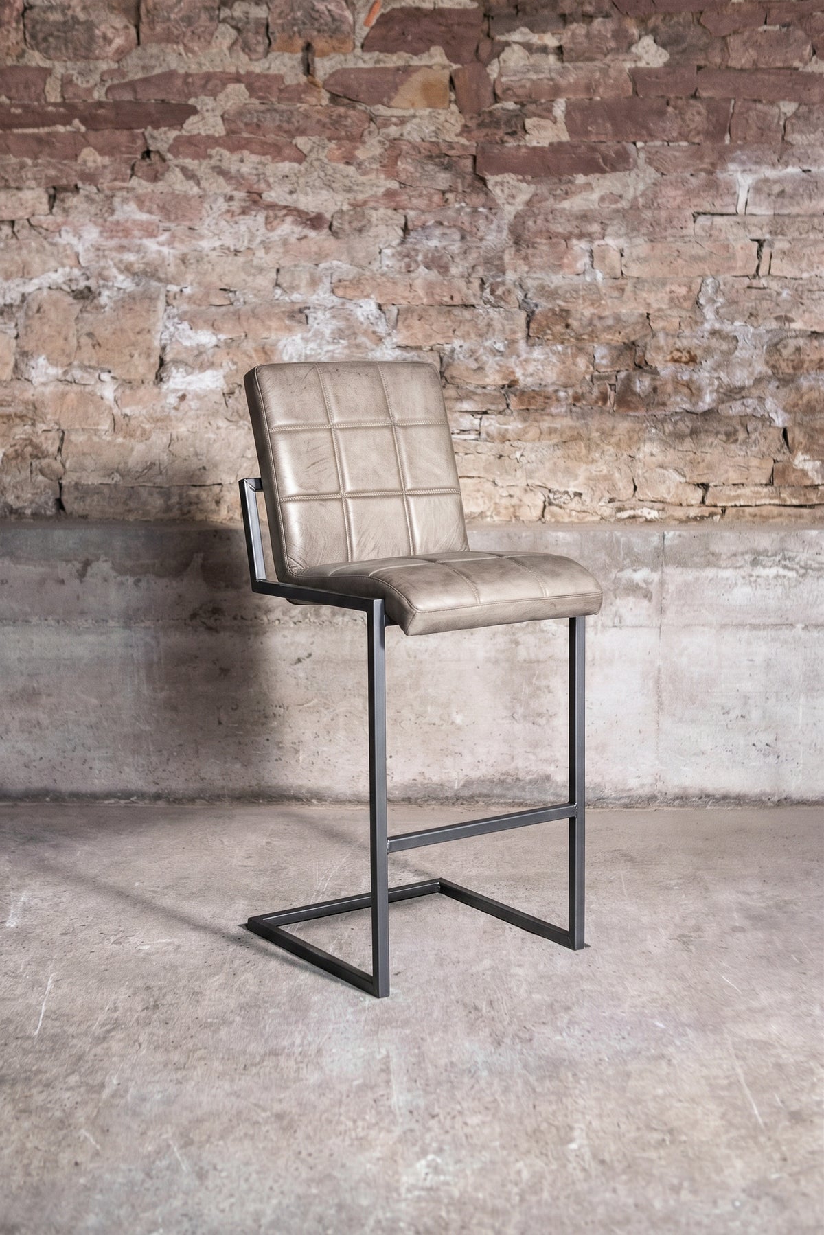 Barhocker „Fargo“ aus Leder in Grau, Vorderansicht