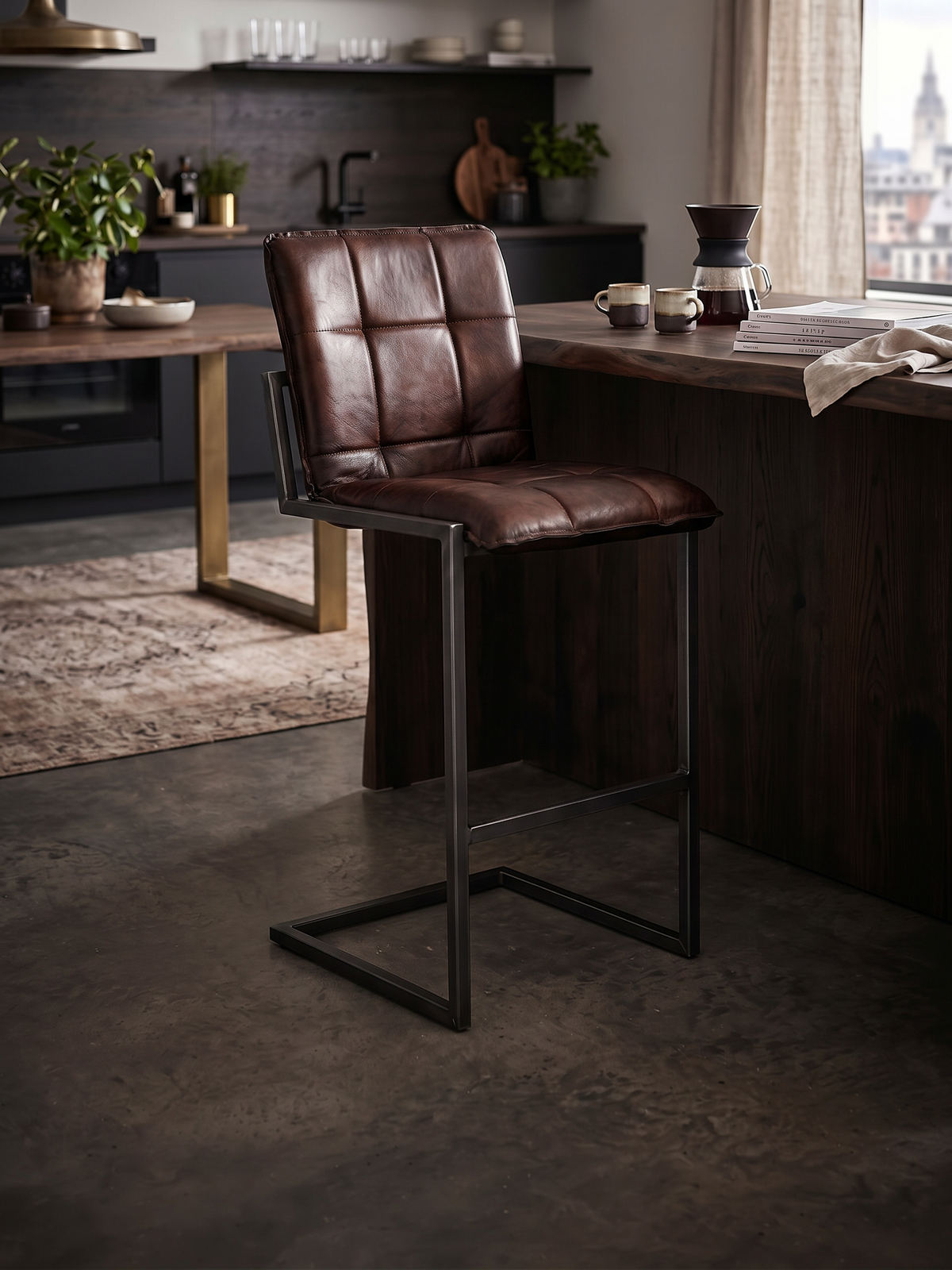 Barhocker „Goodman“ aus Leder in Braun, Wohnbeispiel