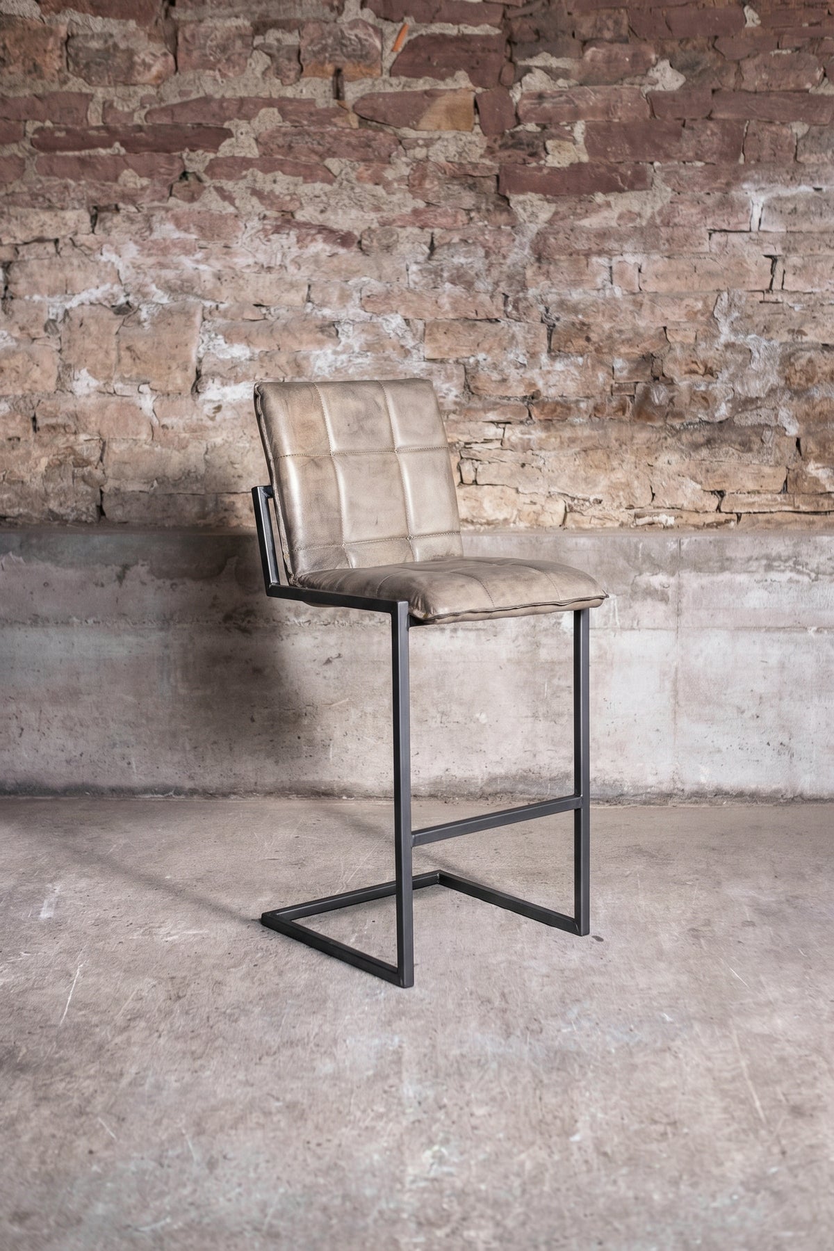 Barhocker „Goodman“ aus Leder in Grau, Vorderansicht