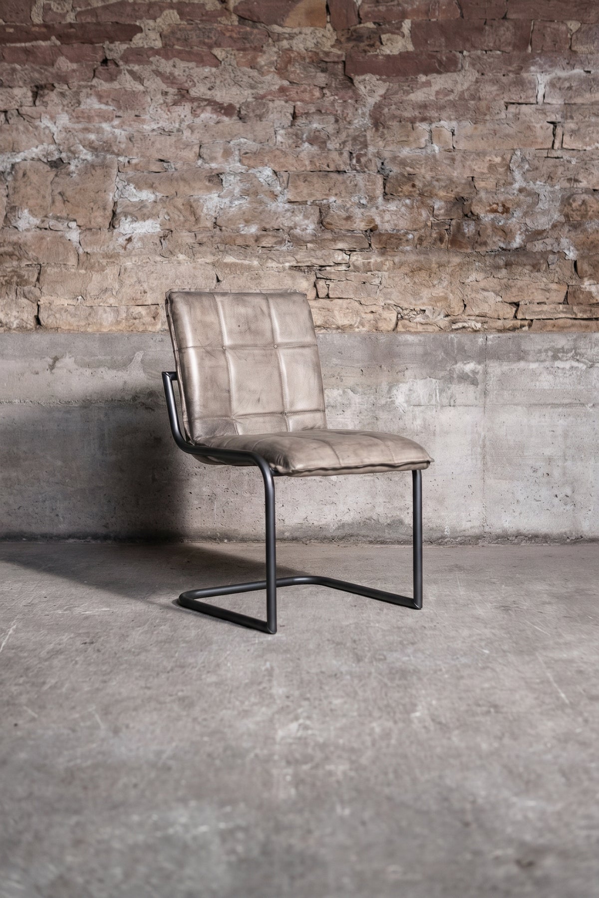 Freischwinger „Goodman“ ohne Armlehne aus Büffelleder in Grau, Industrial Design