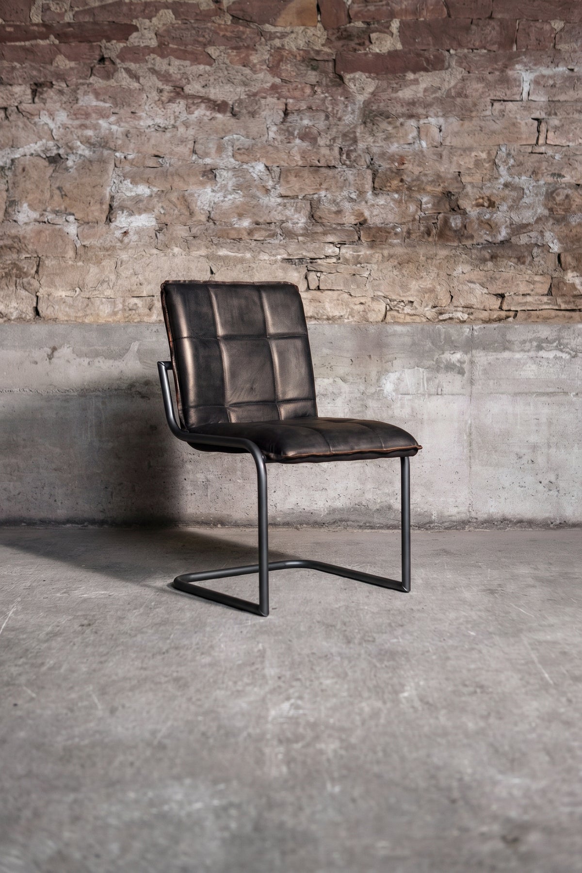 Freischwinger „Goodman“ ohne Armlehne aus Büffelleder in Schwarz, Industrial Design