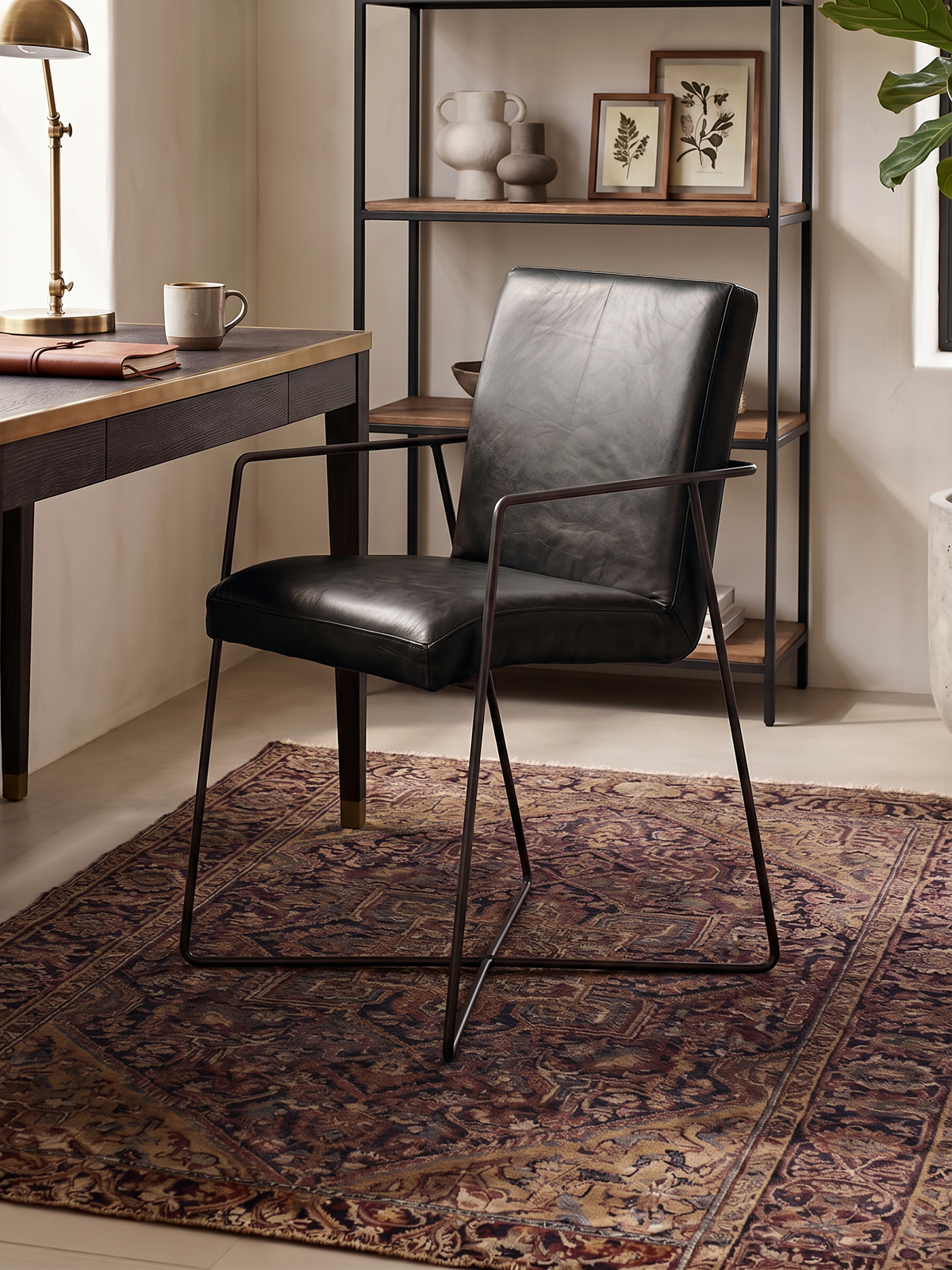 Designerstuhl „Jaspar“ mit Armlehne aus Leder in Schwarz, Wohnbeispiel
