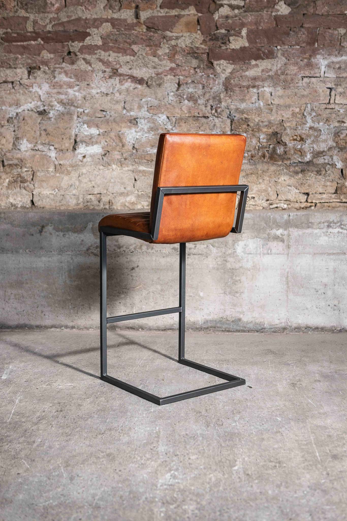 Barhocker SINATRA aus Leder in Cognac
