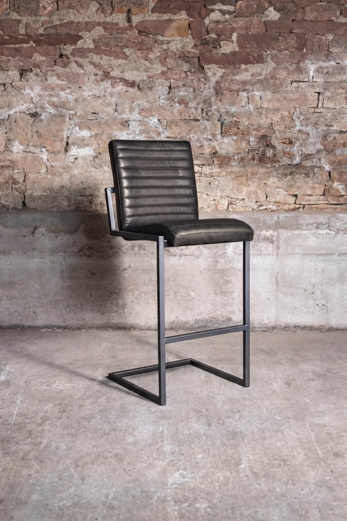 Barhocker „Sinatra“ aus Leder in Schwarz, Vorderansicht