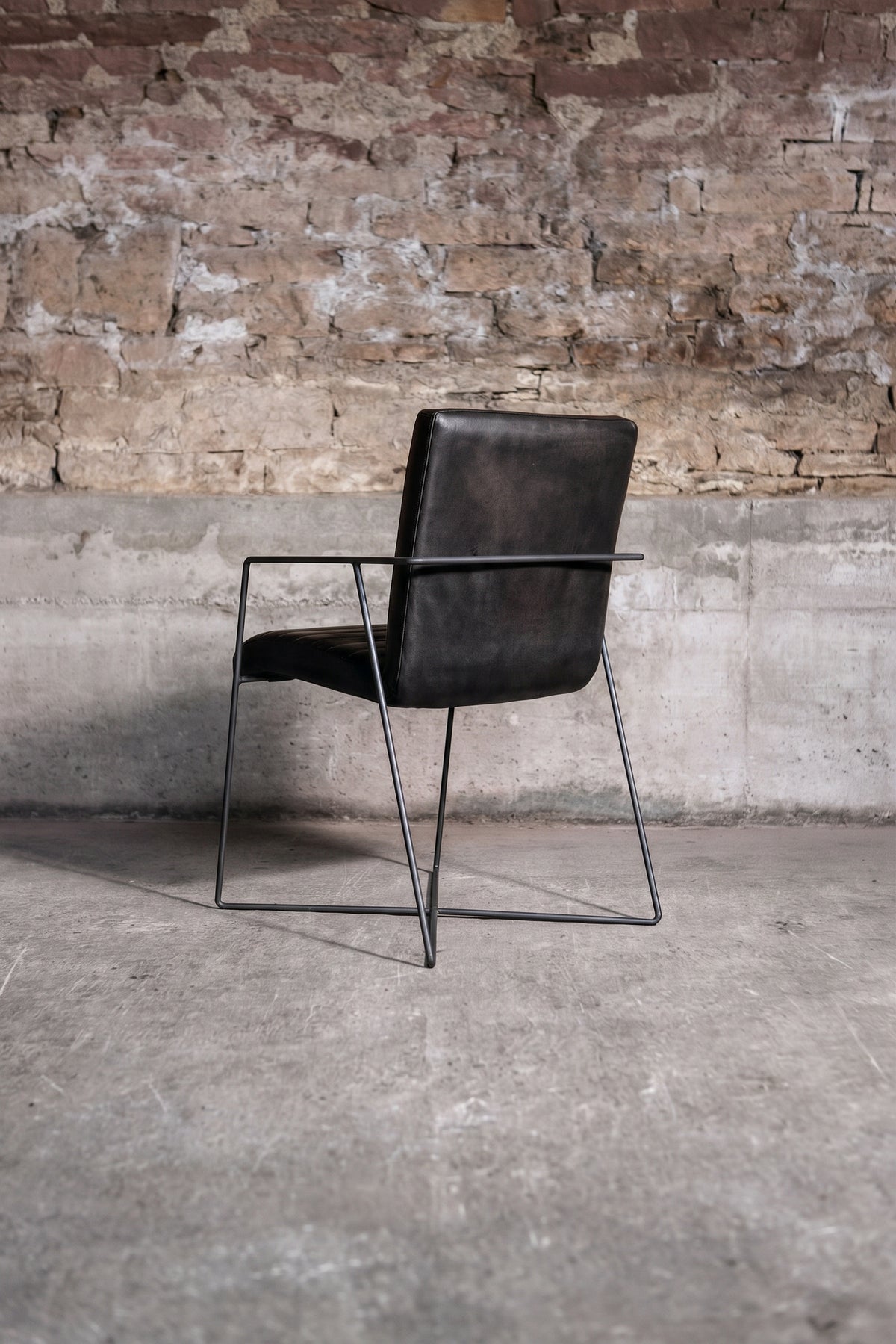 Designstuhl „Sinatra“ aus Büffelleder in Schwarz, Rückansicht