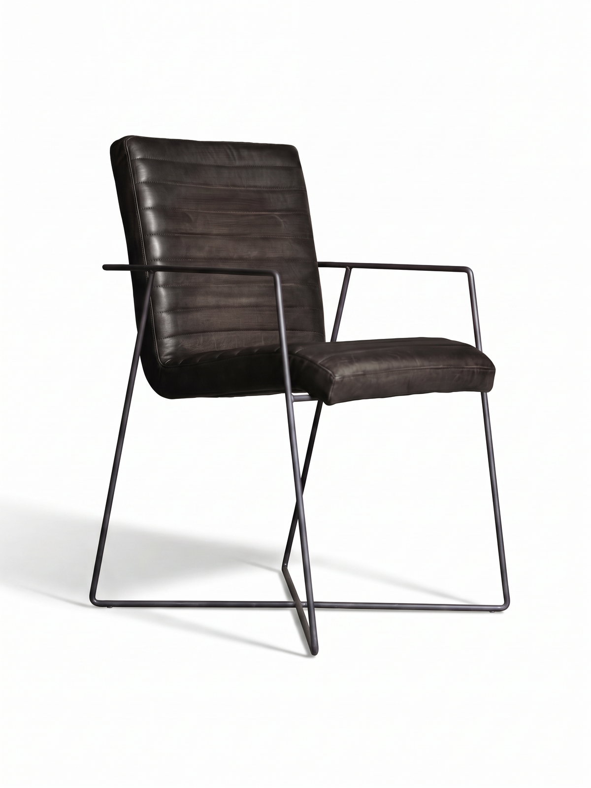 Designstuhl „Sinatra“ aus Büffelleder in Schwarz, Freisteller Vorderansicht