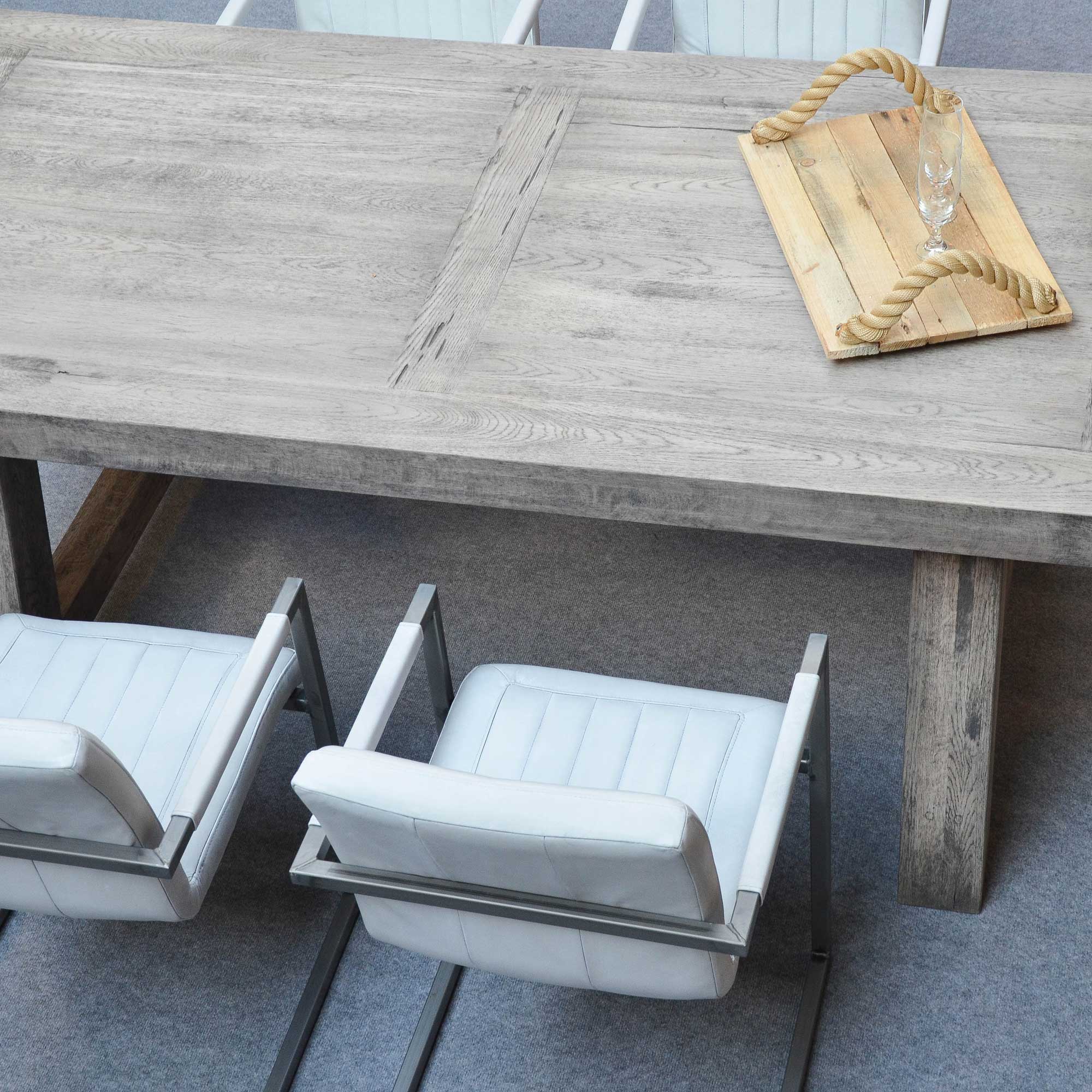 Esszimmertisch "Atlas", Eiche massiv mit Holzbeinen | Livior - Möbel im