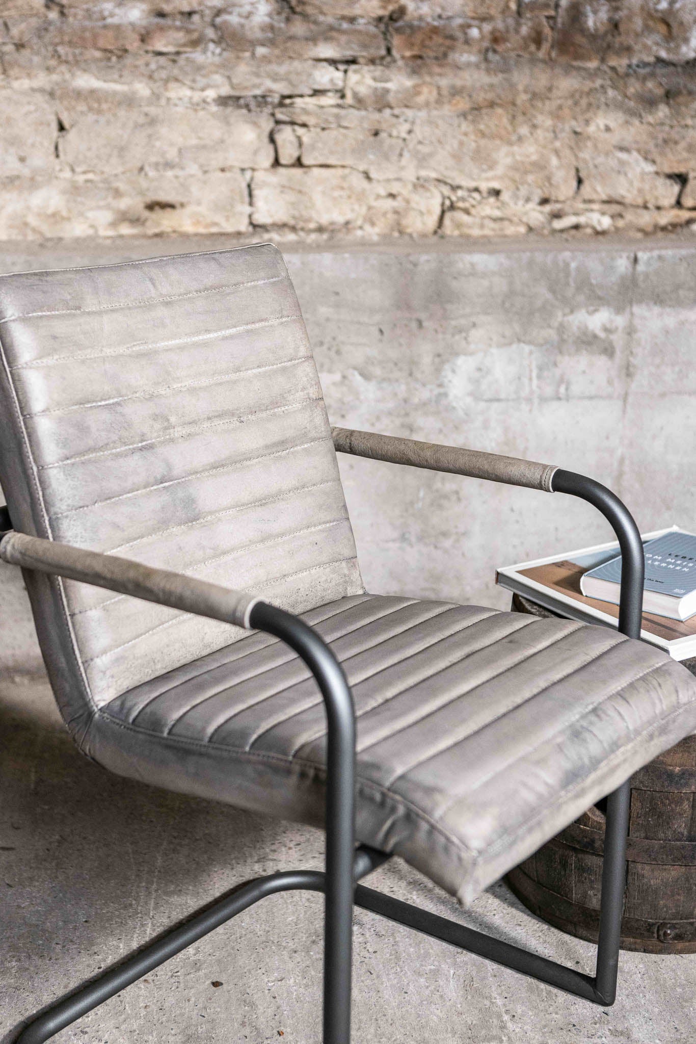 Eleganter Freischwinger Stuhl SINATRA aus Leder in Grau