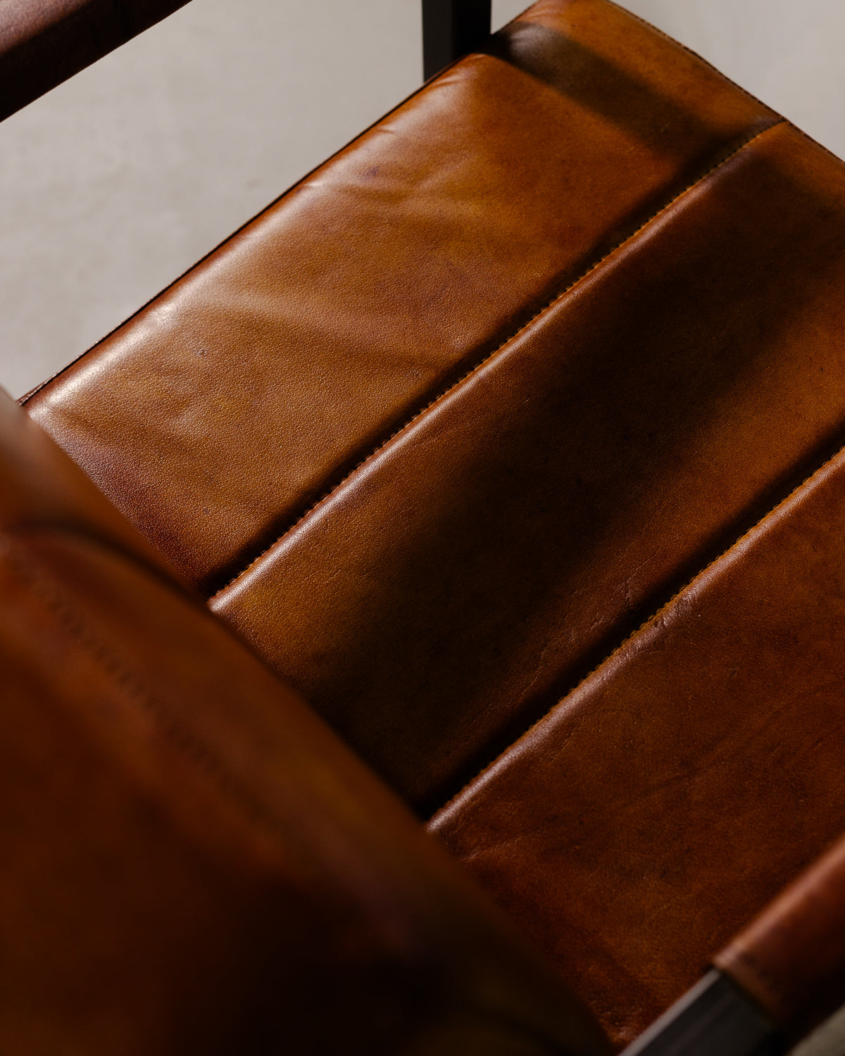 Basie Stuhl COOPER – Eckig - Klassisch Cognac