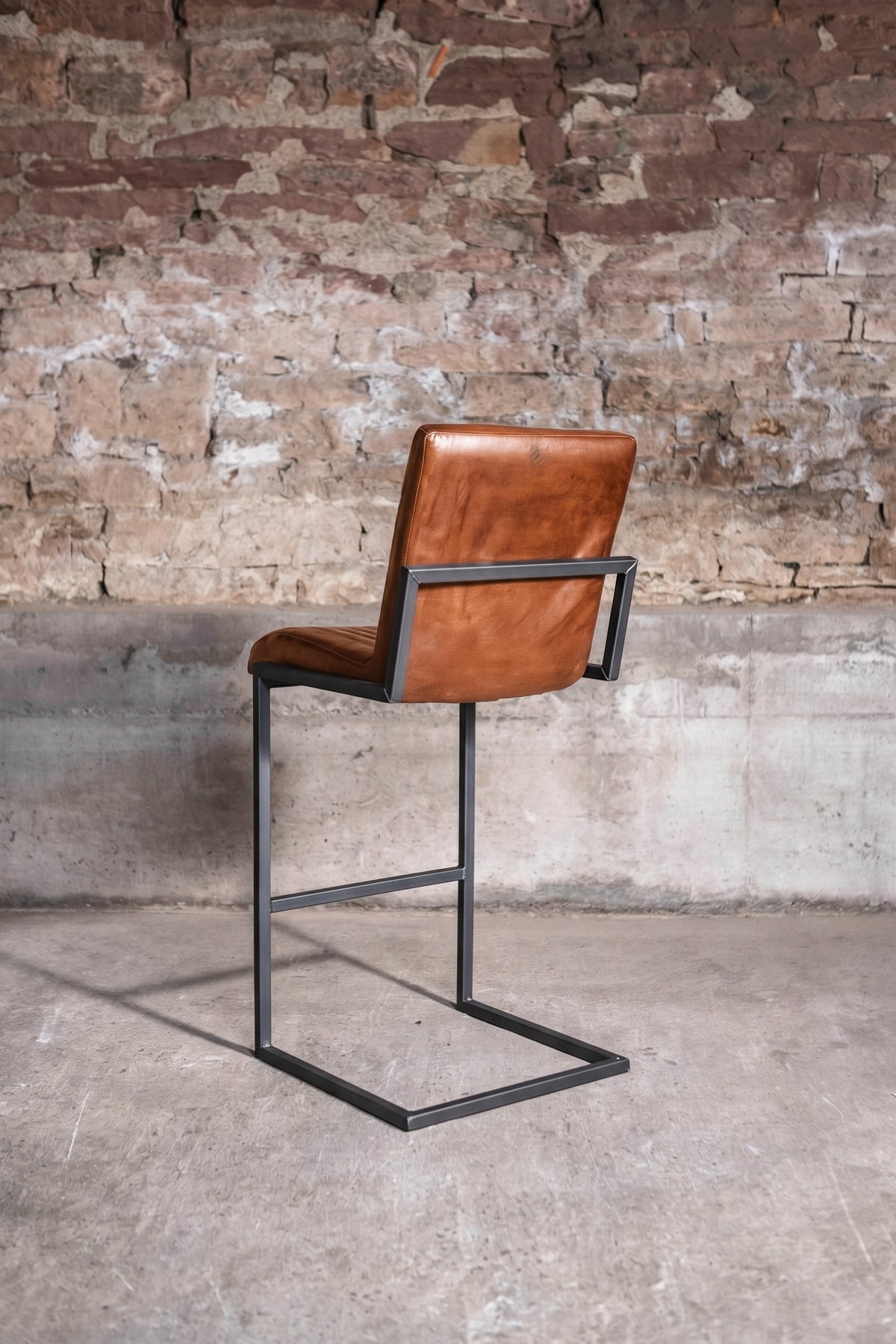 Barhocker „Cadi“ aus Leder in Cognac, Rückansicht