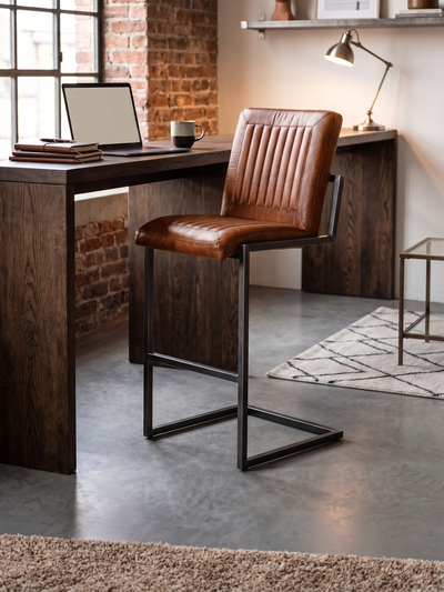 Barhocker „Cadi“ aus Leder in Cognac, Wohnbeispiel