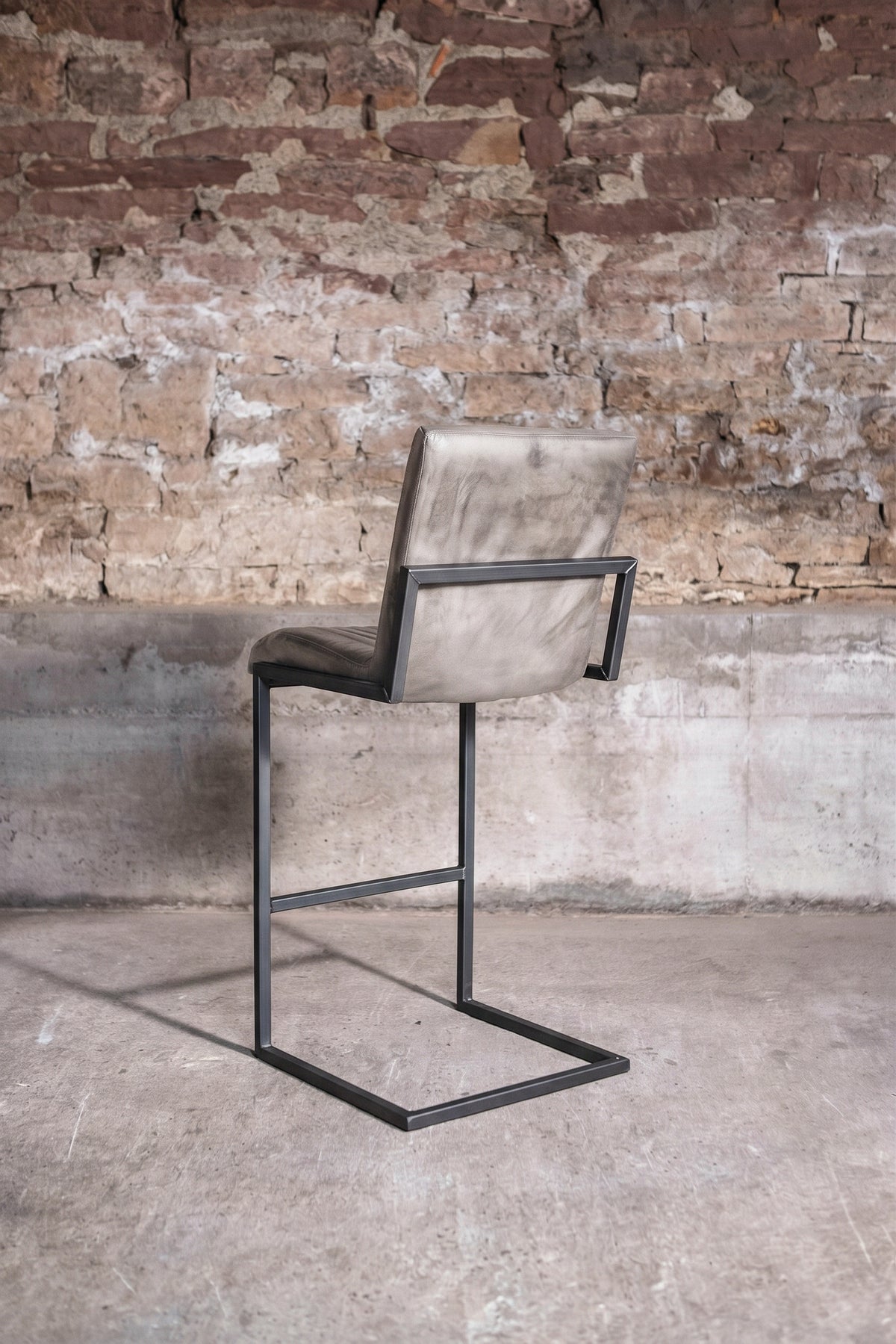 Barhocker „Cadi“ aus Leder in Grau, Rückansicht