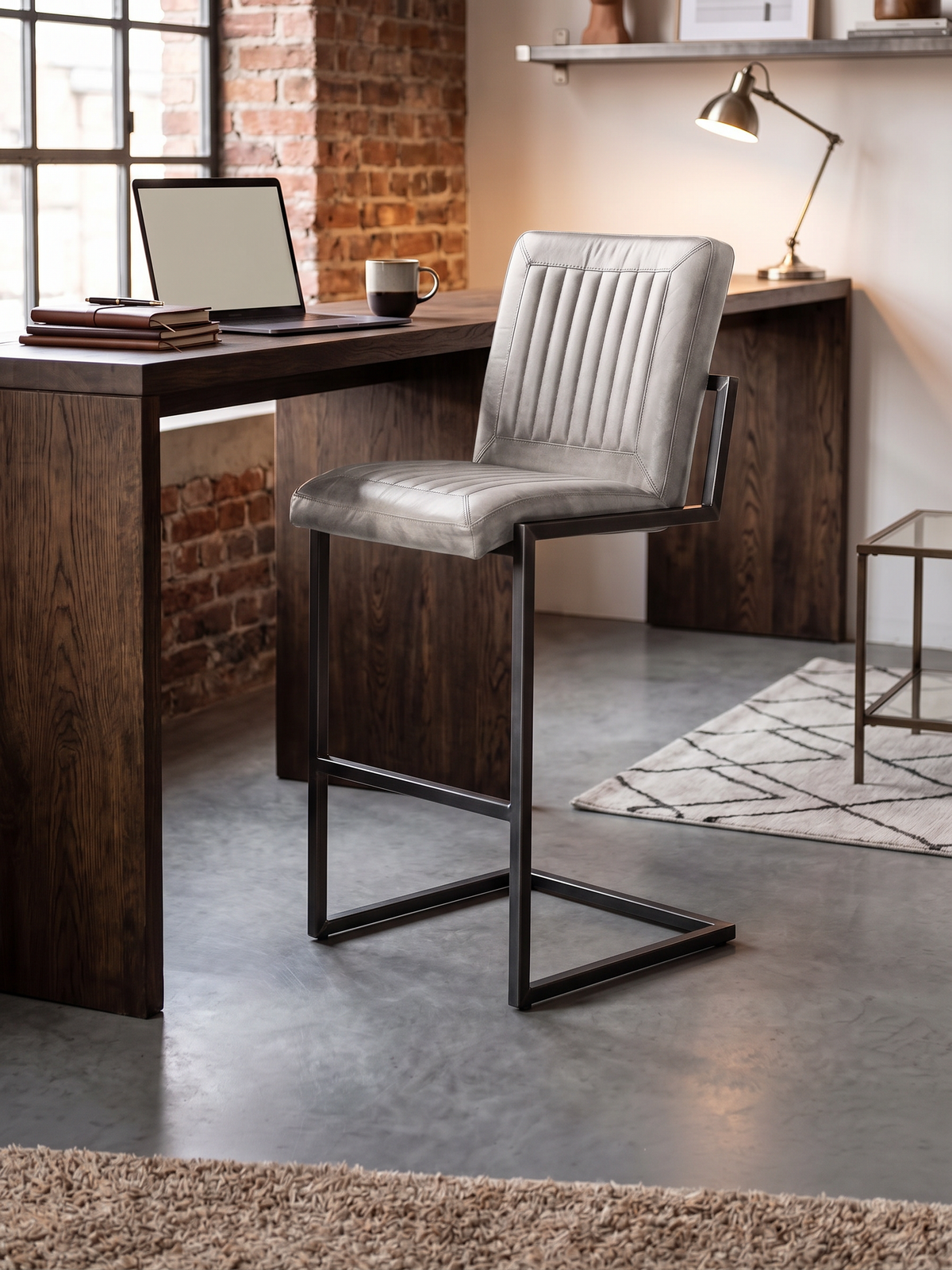 Barhocker „Cadi“ aus Leder in Grau, Wohnbeispiel
