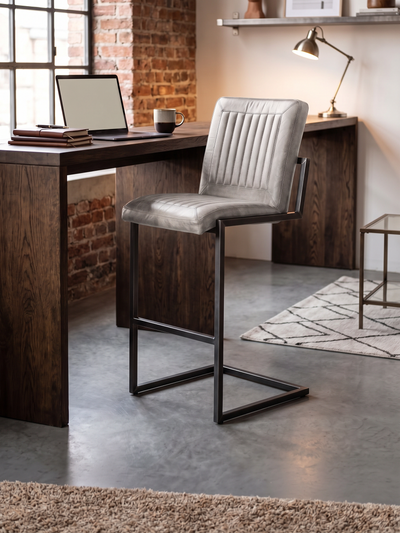Barhocker „Cadi“ aus Leder in Grau, Wohnbeispiel