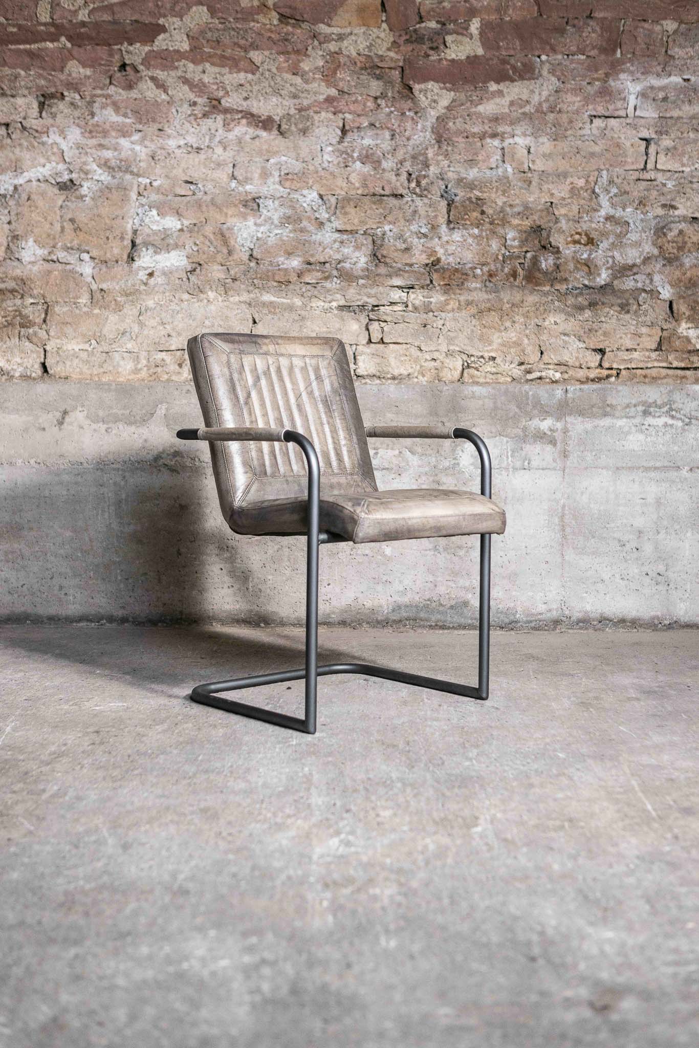 Eleganter Freischwinger Stuhl CADI aus Leder in Grau