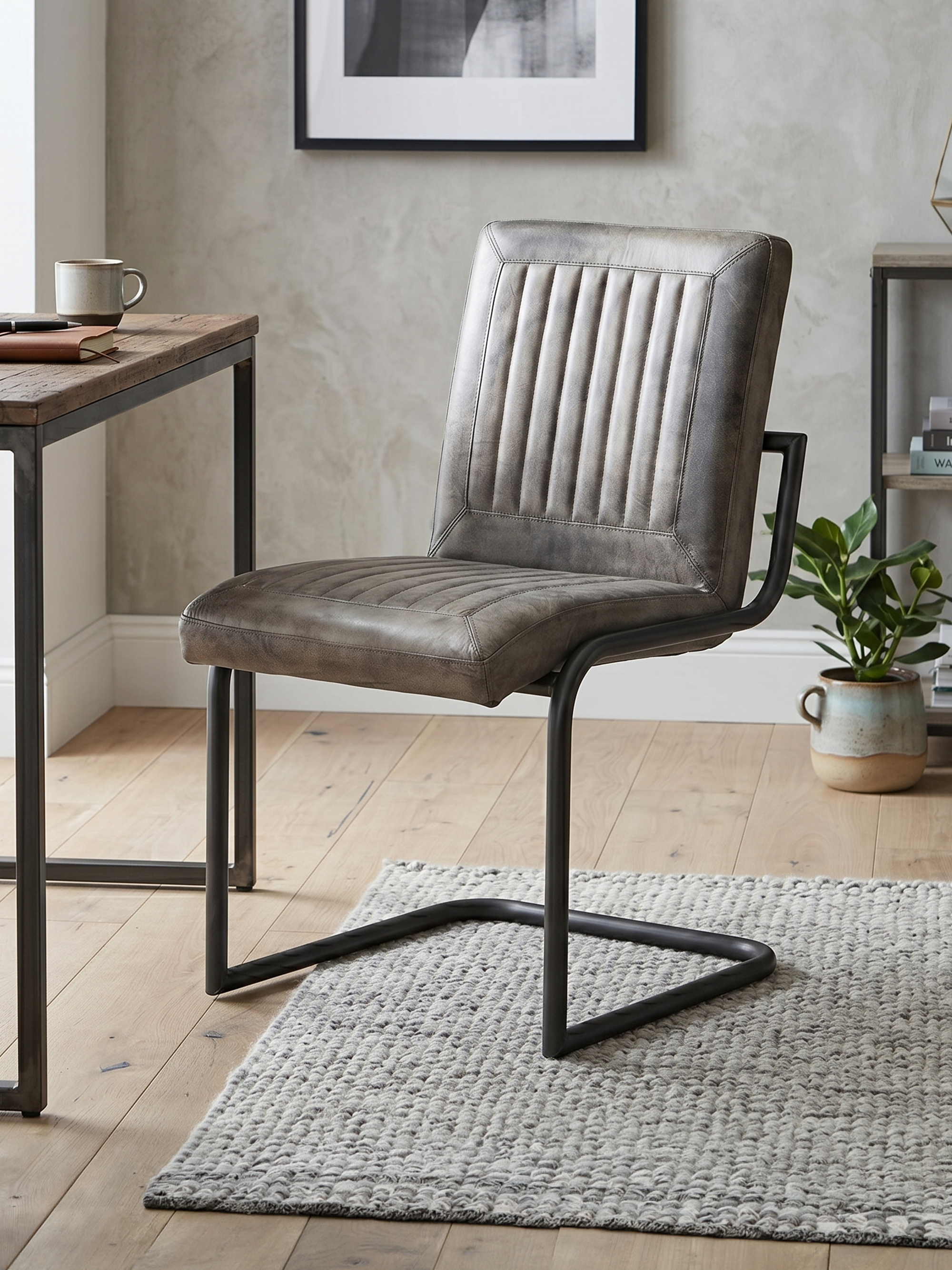 Eleganter Freischwinger Stuhl CADI aus Leder in Grau