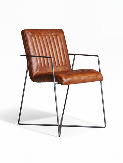 Designerstuhl „Cadi“ mit Armlehne aus Leder in Cognac, Freisteller Vorderansicht