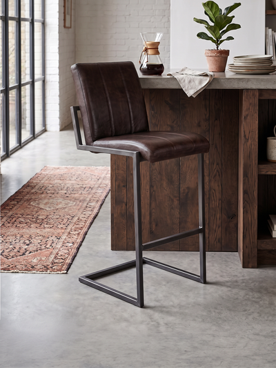 Barhocker „Cooper“ aus Leder in Braun, Wohnbeispiel