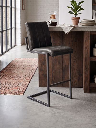 Barhocker „Cooper“ aus Leder in Schwarz, Wohnbeispiel