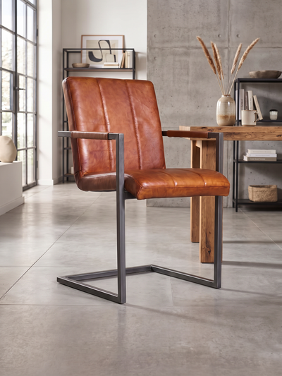 Freischwinger „Cooper“ mit Armlehne aus Leder in Cognac, Wohnbeispiel