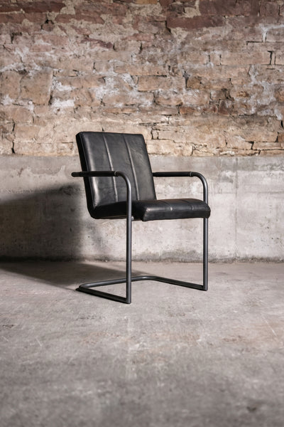 Freischwinger „Cooper“ mit Armlehne aus Leder in Schwarz, Vorderansicht