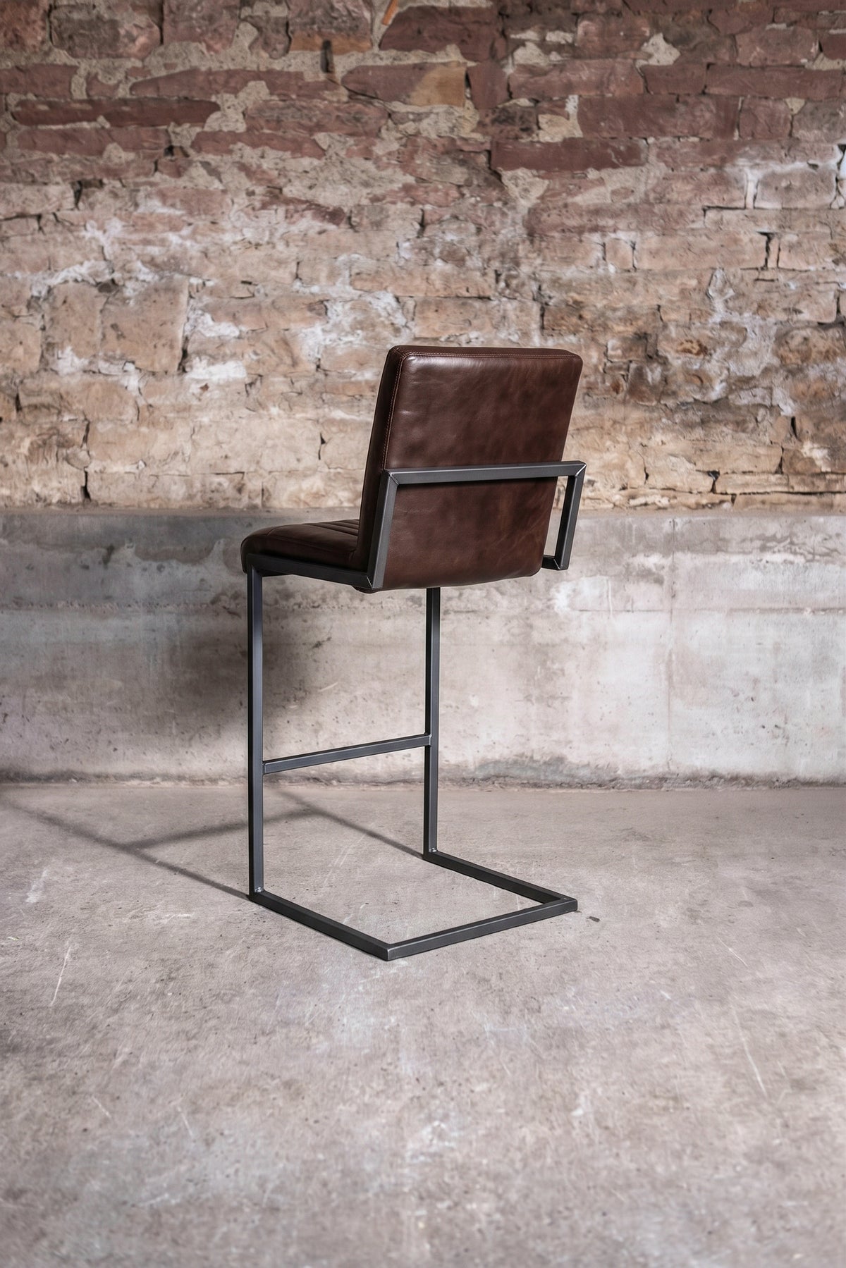 Barhocker „Fargo“ aus Leder in Braun, Rückansicht