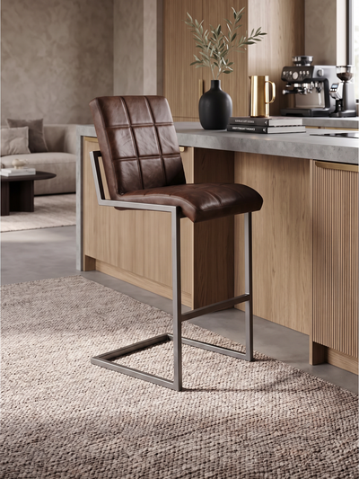 Barhocker „Fargo“ aus Leder in Braun, Wohnbeispiel