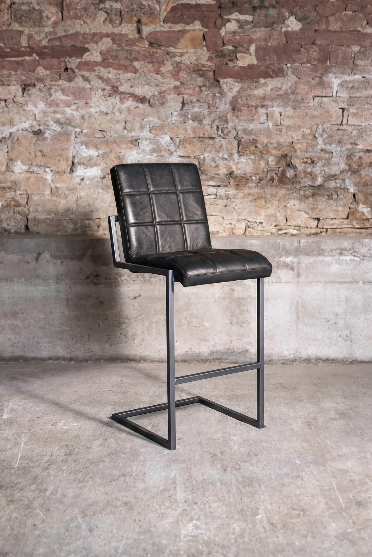 Barhocker „Fargo“ aus Leder in Schwarz, Vorderansicht