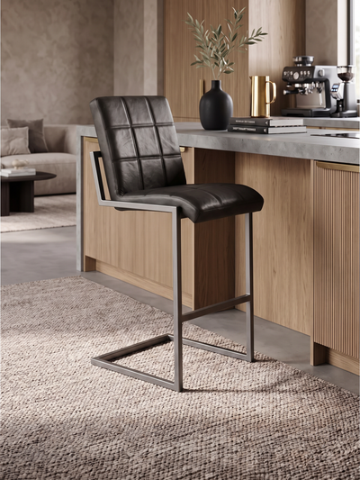 Barhocker „Fargo“ aus Leder in Schwarz, Wohnbeispiel