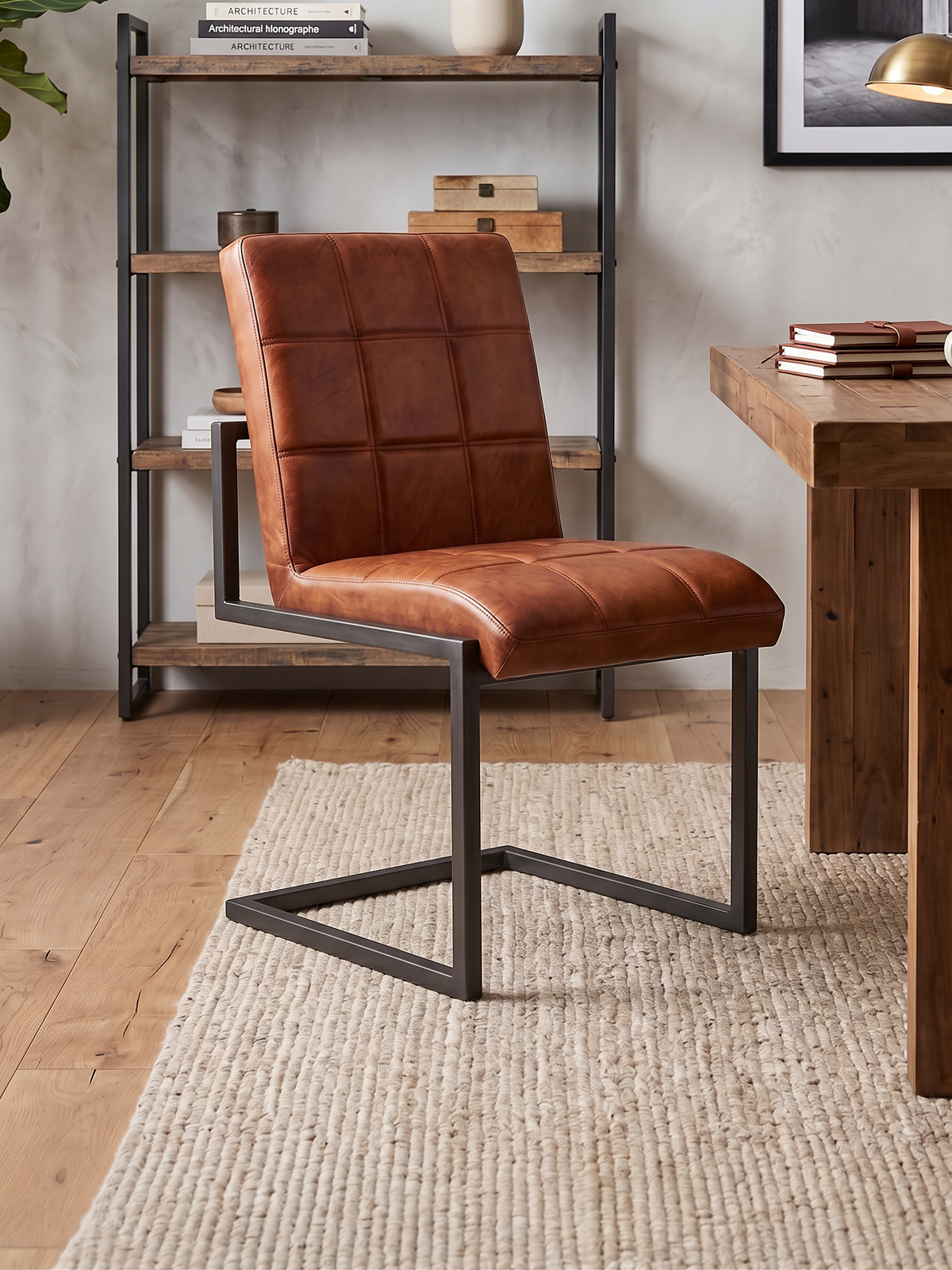 Freischwinger „Fargo“ ohne Armlehne aus Leder in Cognac, Wohnbeispiel
