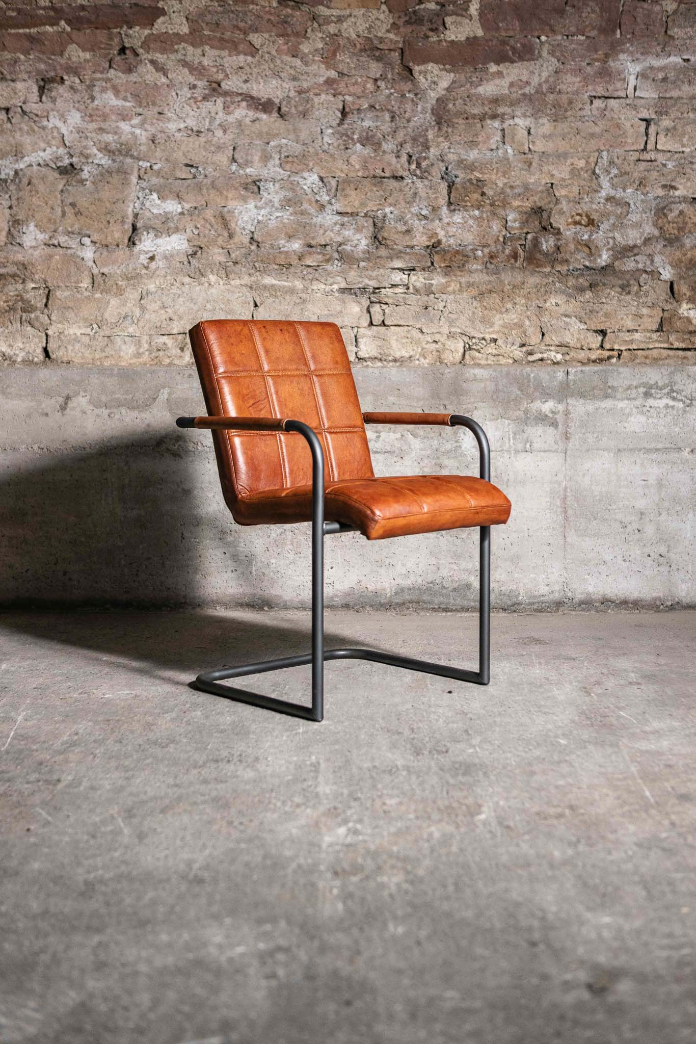 Eleganter Freischwinger Stuhl FARGO aus Leder in Cognac