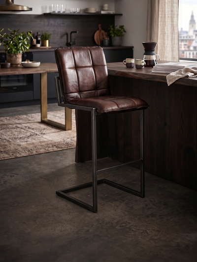 Barhocker „Goodman“ aus Leder in Braun, Wohnbeispiel