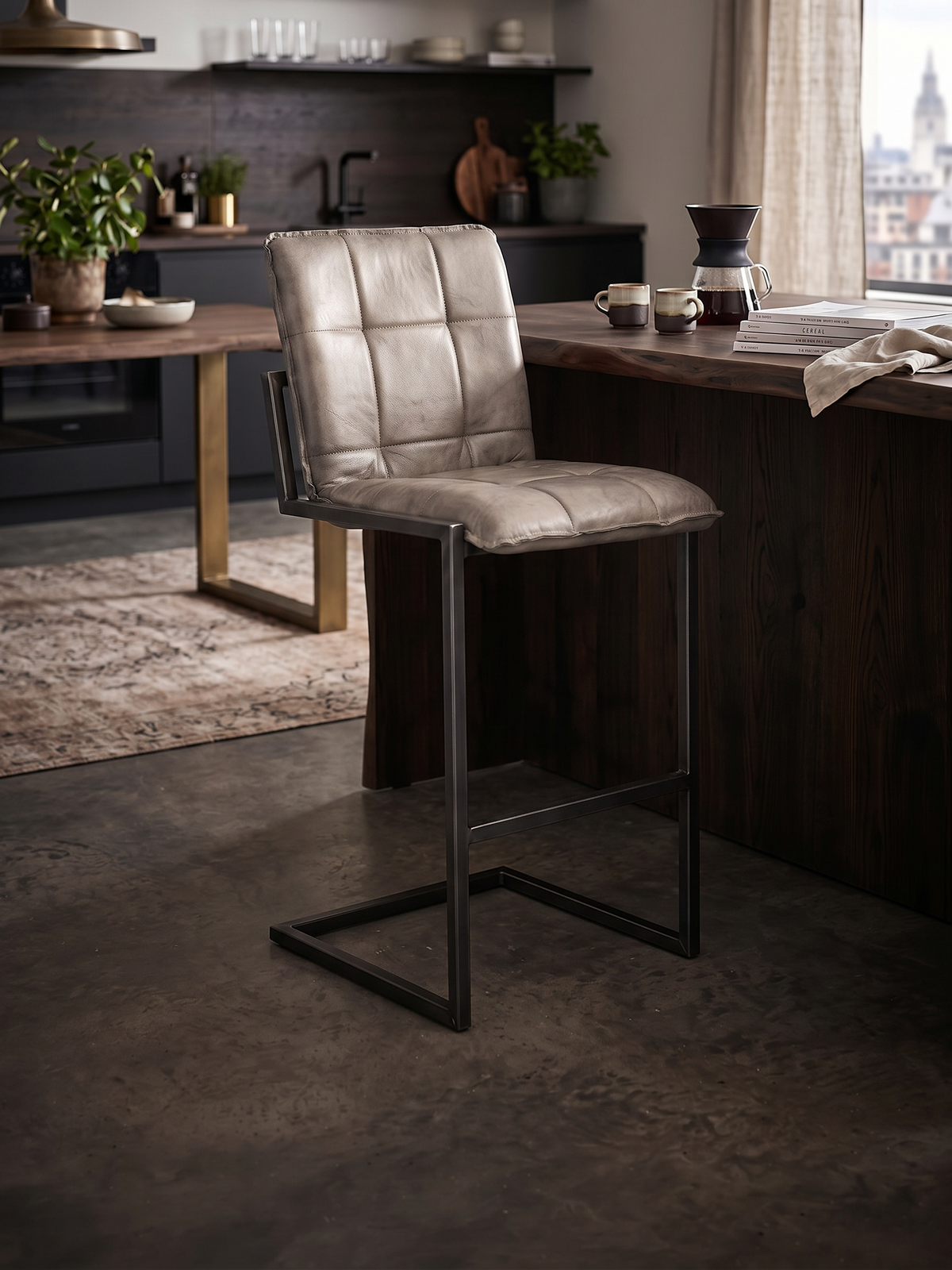 Barhocker „Goodman“ aus Leder in Grau, Wohnbeispiel