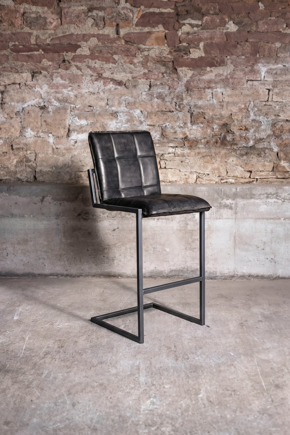 Barhocker „Goodman“ aus Leder in Schwarz, Vorderansicht