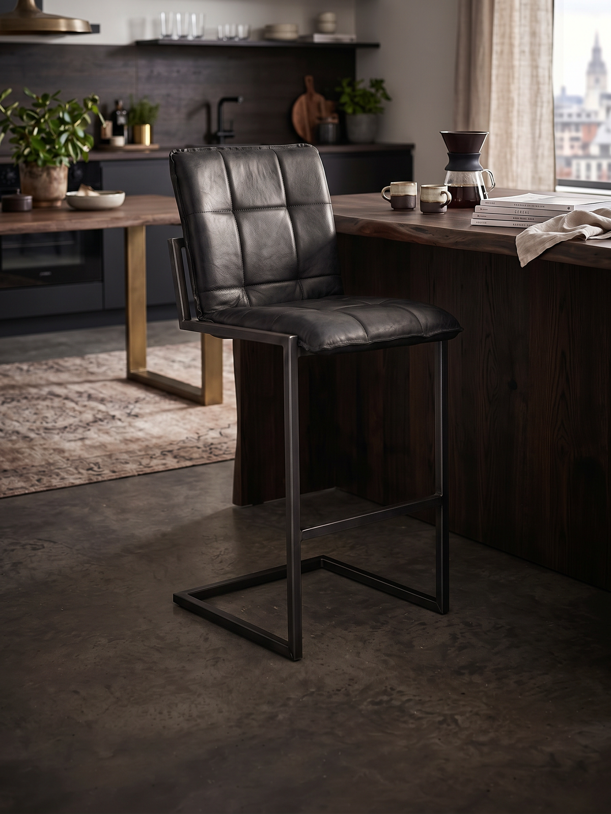Barhocker „Goodman“ aus Leder in Schwarz, Wohnbeispiel
