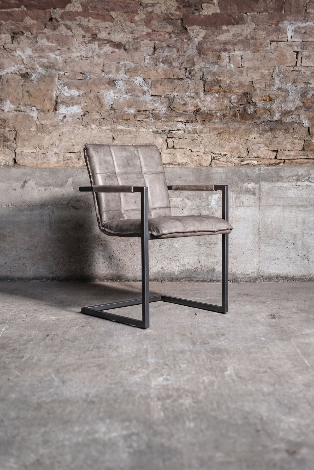 Freischwinger „Goodman“ aus echtem Büffelleder in Grau, Industrial Design