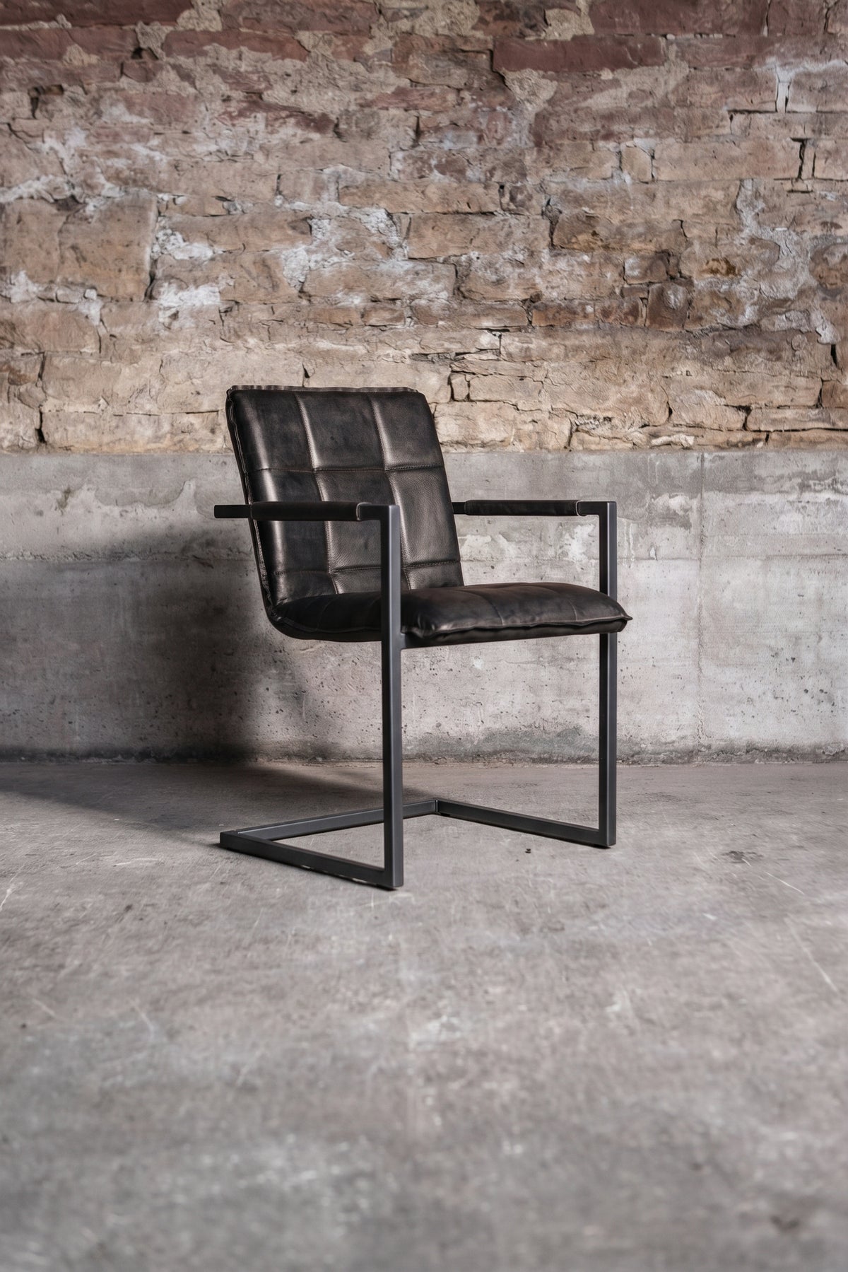 Freischwinger „Goodman“ aus echtem Büffelleder in Schwarz, Industrial Design