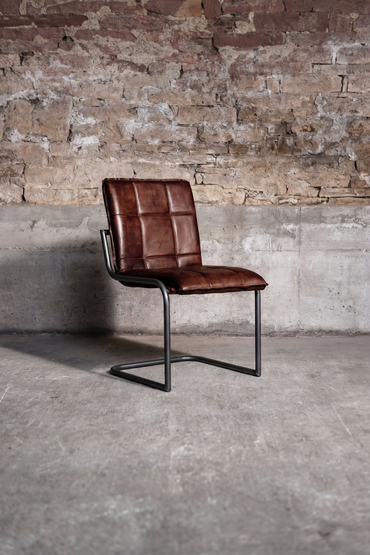 Freischwinger „Goodman“ ohne Armlehne aus Büffelleder in Braun, Industrial Design
